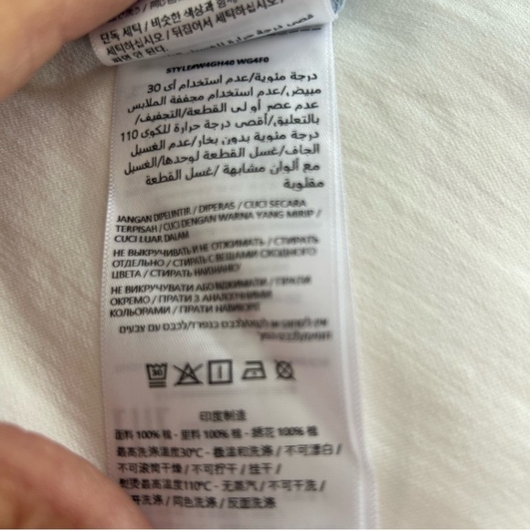 ➕Guess Light Blue crop shirt with ivory embroidery Large. NWOT - Picture 10 of 11